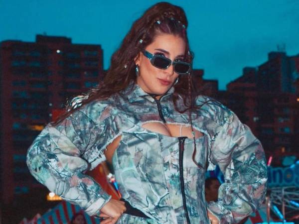 Alexa Ferrari es una artista hondureña con una amplia trayectoria en la música. Es compositora y escritora de la mayoría de sus canciones.