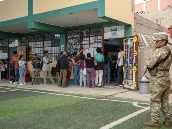 Personas hacen fila para votar este lunes en el distrito de Lurín (Perú).