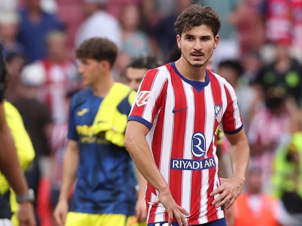 Julián Álvarez tuvo un duro recibimiento en el Metropolitano en el juego ante Villarreal en la Liga Española.