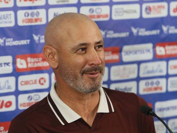 Espinel dando declaraciones luego del partido ante Lobos UPN.