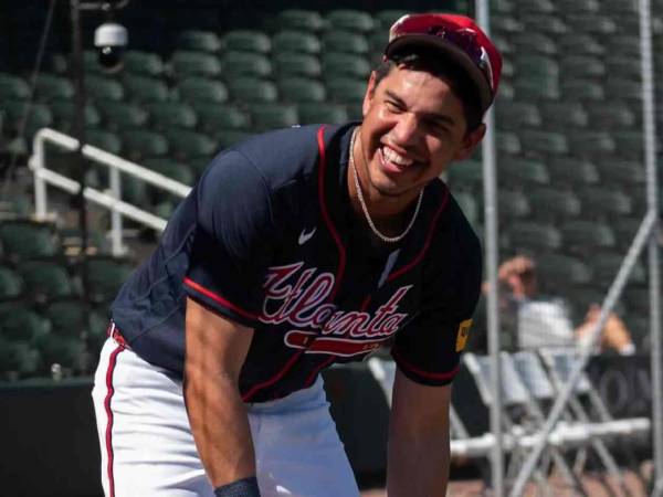 Mauricio Dubón en su debut con los Bravos de Atlanta en la MLB.