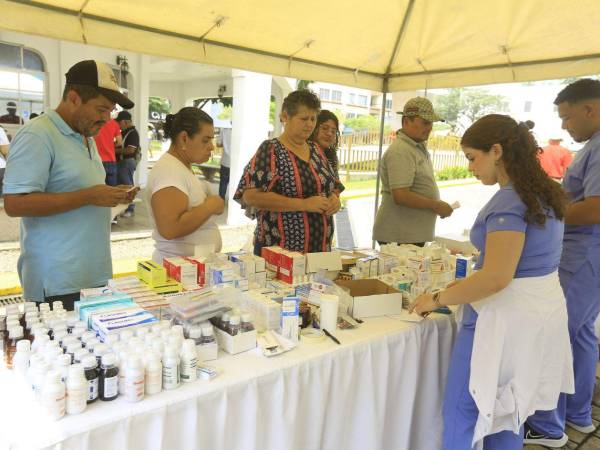 La Región Metropolitana de Salud de San Pedro Sula dio inicio este lunes a la campaña nacional de vacunación y desparasitación, con el objetivo de proteger a más de 170 mil habitantes, ante la preocupación de las autoridades por el incremento de casos de tosferina y la baja asistencia a los programas de inmunización.