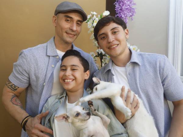 Roberto Caicedo posó con sus hijos Alejandro y Gabriel mientras disfrutaban la compañía de sus mascotas.