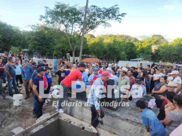 Centenares de familiares y amigos llegaron al cementerio de la comunidad de Loma Larga, en Colinas, Santa Bárbara para despedir a cinco de los seis vecinos del sector que murieron en el accidente del domingo.