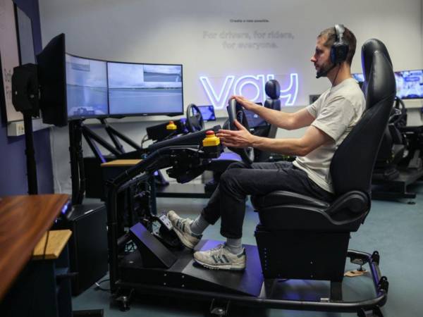 Un operario conduce este miércoles de forma remota un coche de Vay sobre la pista abandonada del aeropuerto de Tegel, en Berlín.