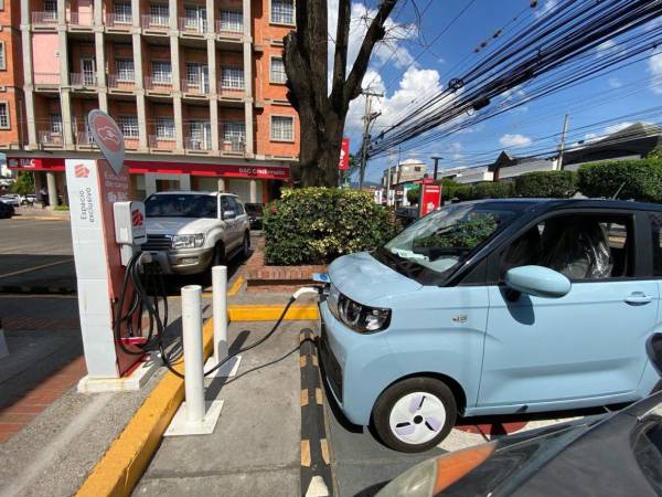 Este es uno de los pocos carros elétricos que circulan por las calles y carreteras de Honduras.