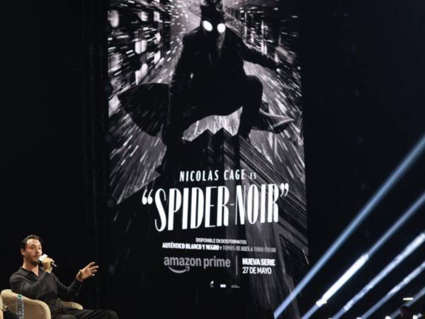 El actor británico Jack Huston habla en el foro de la CCXP México este sábado, en Ciudad de México (México).