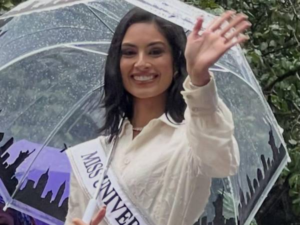 Luisa Pineda es captada saludando al público durante el desfile.