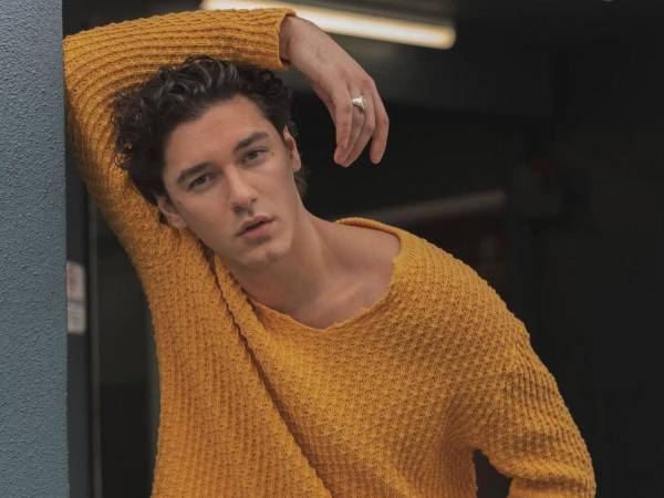 Los fanáticos de las historias de rivalidad y romance tienen un nuevo ídolo sobre el hielo. Belmont Cameli protagoniza Off Campus, la nueva serie dramática romántica de Prime Video.