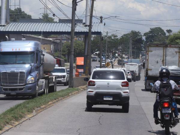 Vehículos transitan por el bulevar del sur, a la altura del peaje.