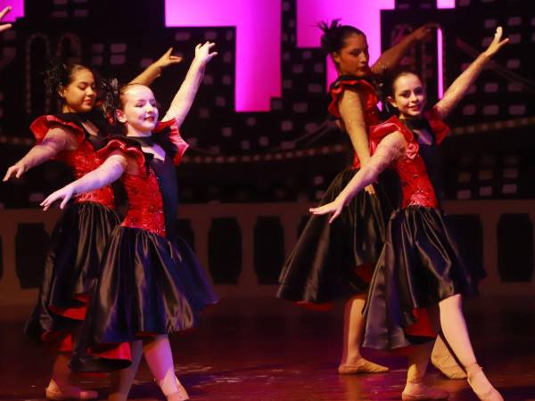 Bailarinas de la Academia de Bellas Artes cautivaron al público con sus coreografías.