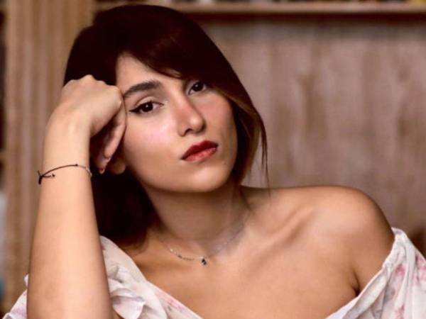 Un tribunal iraní condenó a la cantante Parastoo Ahmadi a 74 latigazos, además de imponerle una prohibición de dos años para salir del país y ejercer actividades artísticas, tras la difusión de un concierto en línea en el que apareció sin velo a finales de 2024.