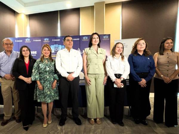 Directivos de Fundahrse y representantes de empresas patrocinadoras durante la conferencia de prensa.