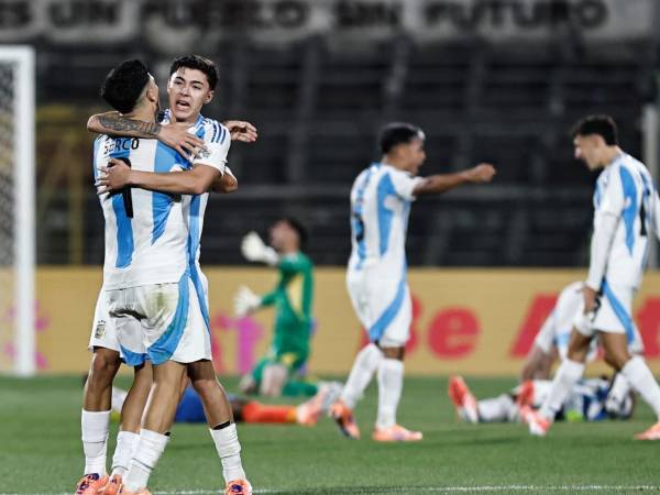 Jugadores de Argentina celebrando la victoria obtenida ante Colombia en la semifinal del Mundial Sub-20.