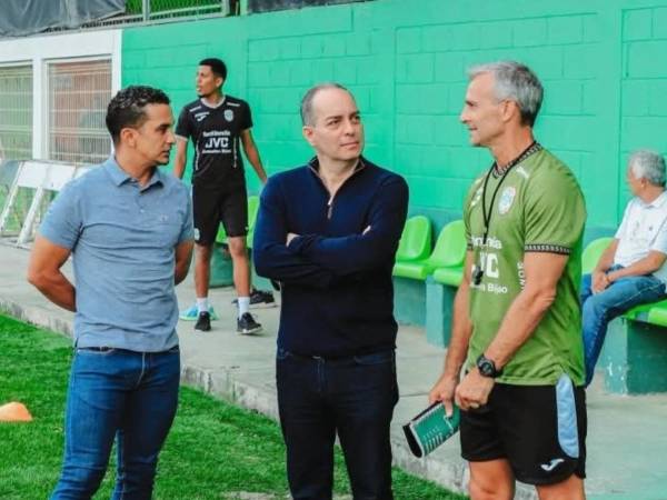 Daniel Otero, presidente del Marathón, junto a Lavallén y Mario Berríos.