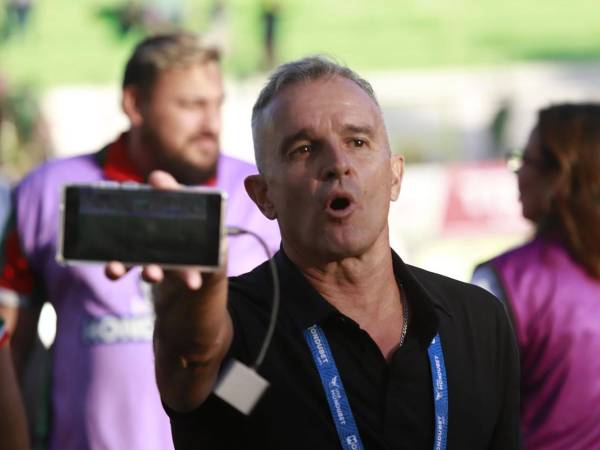 Pablo Lavallén le mostró el celular a los árbitros con la imagen de la posición adelantada que no era en el gol anulado al Marathón.