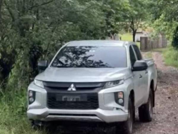 Imagen muestra el vehículo en el que se transportaba Luis Cerrato cuando fue atacado a disparos en Guarizama, Olancho.