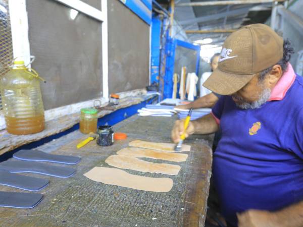 La realidad que enfrentan a diario los artesanos, muchos con más de 50 años de trayectoria en el rubro, es cada vez más difícil ante el avance de la competencia internacional y la reducción de sus ventas.