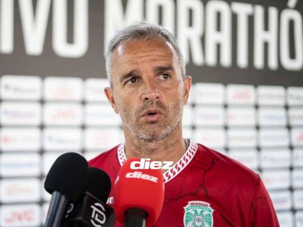 Pablo Lavallén dando declaraciones en conferencia de prensa.