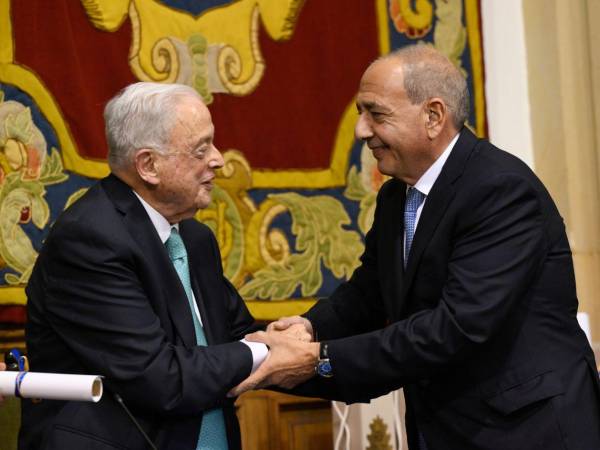 Fundación Iberoamericana ASICOM entregó el galardón a Camilo Atala, presidente de Grupo Ficohsa, por su aporte a la educación en Centroamérica.