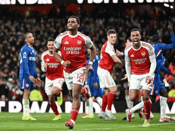 Jugadores del Arsenal celebrando uno de sus goles ante el Chelsea.