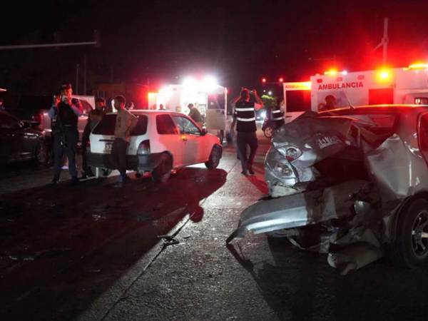 Agentes policiales y paramédicos brindaron asistencia a los heridos tras el aparatoso accidente.