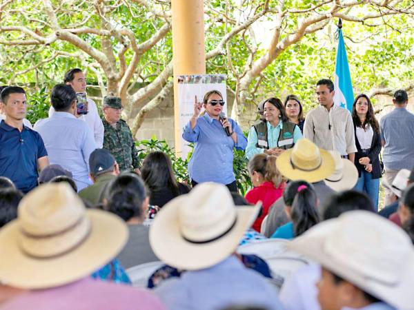La presidenta Xiomara Castro entregó 300,000 bonos tecnológicos en Lamaní, Comayagua.