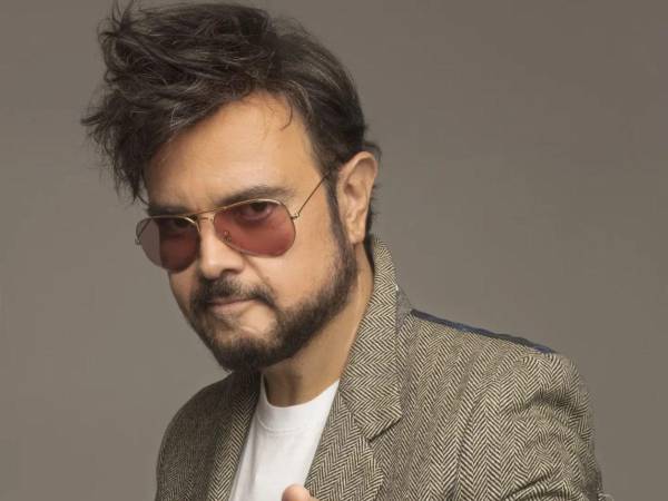 Aleks Syntek sorprendió nuevamente a sus seguidores al incursionar en el reguetón con Masepum, una colaboración con el español Moncho Chavea y RUK-O que llegó a las plataformas digitales este 24 de septiembre, apenas unos días después de que el cantante asegurara públicamente que nunca interpretaría música urbana.