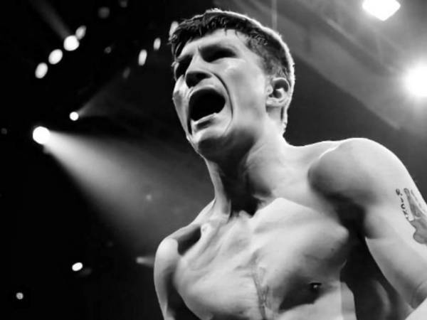 Dolor en Inglaterra. Encontraron muerto a un excampeón del boxeo este domingo y revelan detalles. Gesto en el City vs United en la Premier League.