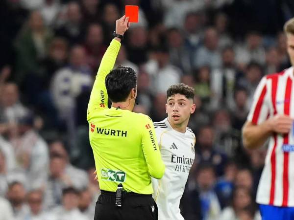 Fede Valverde no podía creer la tarjeta roja que le mostró José Luis Munuera Montero.