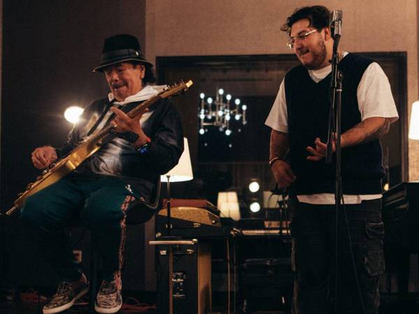 Carlos Santana y Adelaido “Payo” Solís III, vocalista de Grupo Frontera.