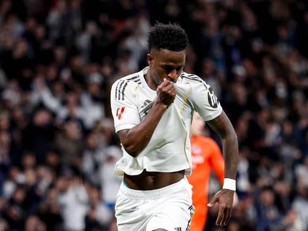 El festejo de Vinicius besando el escudo del Real Madrid tras su gol de penal contra la Real Sociedad.