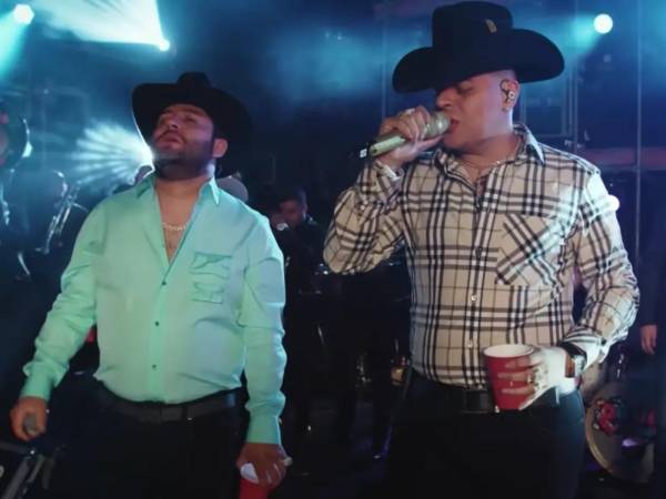 Luis R. Conriquez junto a Eduin Caz de Grupo Firme, durante un video musical que hicieron en colaboración.