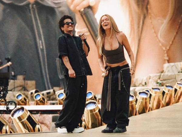 El artista estadounidense Bruno Mars ha vuelto a captar la atención de sus seguidores con el lanzamiento del videoclip oficial de «Dance With Me», tema perteneciente a su álbum The Romantic. La producción cuenta con la participación de la cantante colombiana Karol G y ha generado comentarios en redes sociales por la química entre ambos y el contexto que precedió al estreno.