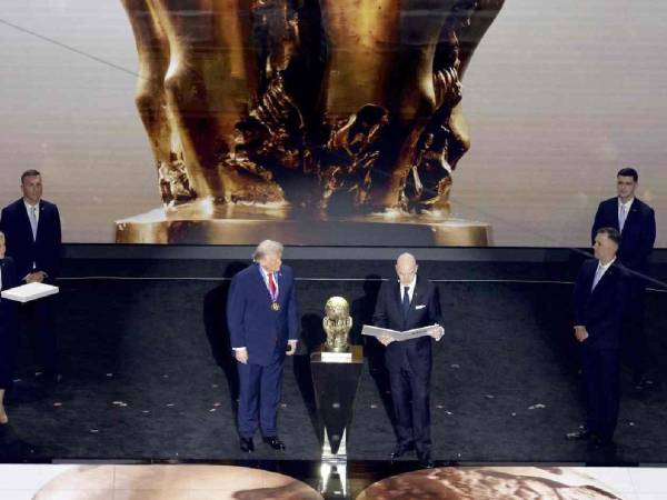 Donald Trump fue galardonado por la FIFA.