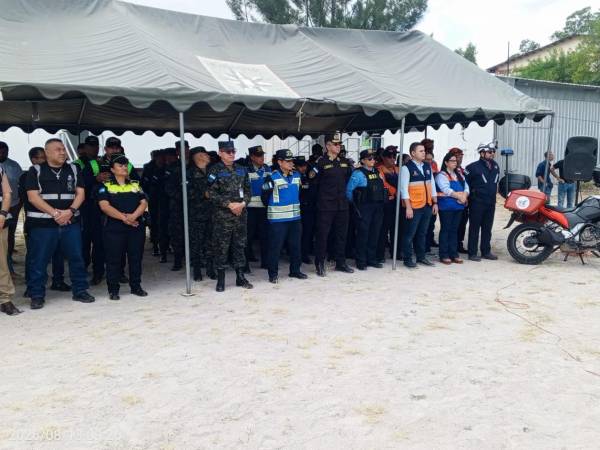 Autoridades policiales, militares y de cuerpos de socorro se alinean en un operativo conjunto, listas para desplegar acciones de seguridad y prevención.