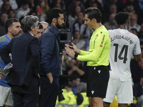 Álvaro Arbeloa reclamó por la expulsión de Fede Valverde y el árbitro José Luis Munuera Montero se acercó para explicarle el motivo de la tarjeta roja.