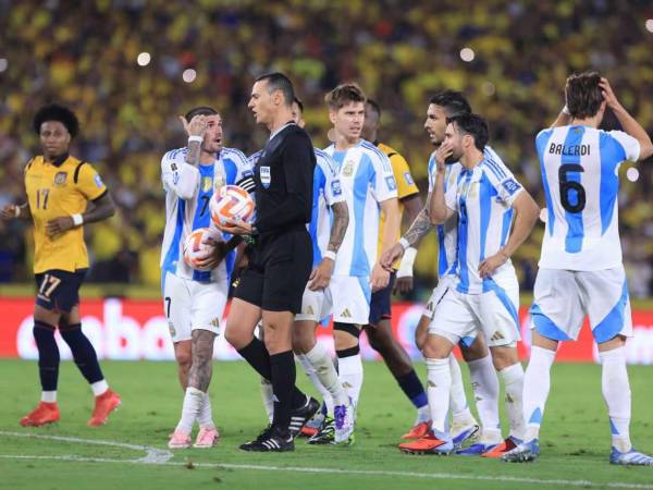 Argentina sufrió la expulsión de uno de sus titulares en el último partido de las eliminatorias sudamericanas contra Ecuador.