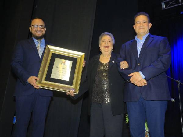 El Centro Cultural Sampedrano (CCS), en el marco del Día de la Mujer Hondureña, reconoció el aporte de mujeres ejemplares, solidarias y con un compromiso social pleno en su país. En la fotografía aparece una de las honradas de la gala, la señora Martha Abarca, tomada del brazo de su hijo John Steiner.