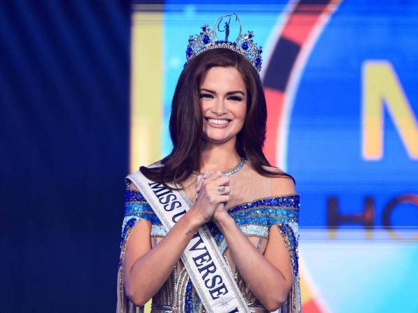Con una mezcla de elegancia, aplomo y nostalgia, la Miss Honduras Universo 2024 Stephanie Cam se despidió del público hondureño durante la gala final de Miss Honduras Universo 2025, dejando huella con una pasarela impecable que arrancó aplausos y ovaciones en el Club Hondureño Árabe.