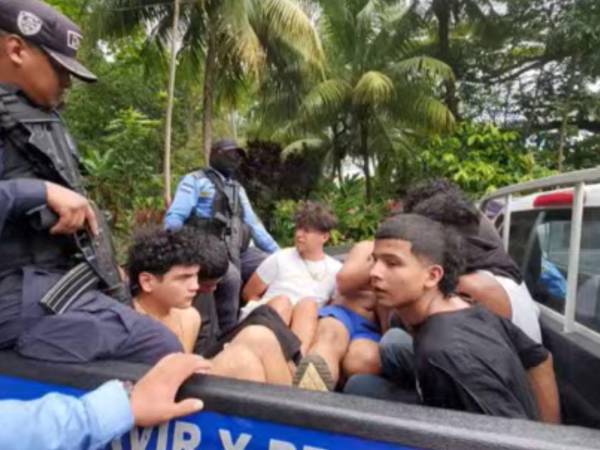En un operativo policial realizado en la ciudad de La Ceiba, autoridades capturaron a diez presuntos integrantes de la Mara 18 que se refugiaban en el reconocido hotel de montaña Villa Rina.