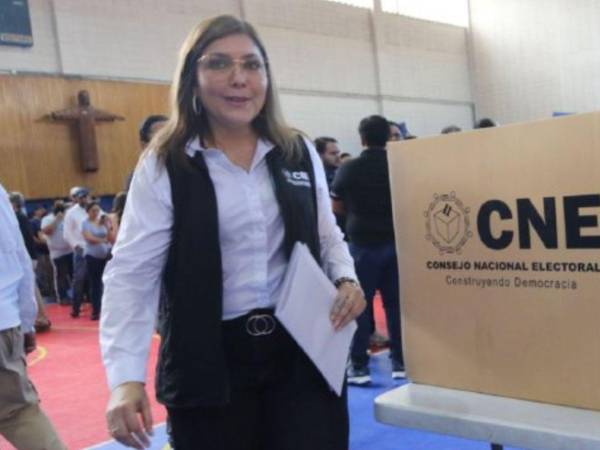 Consejera Ana Paola Hall durante el proceso de elecciones el 30 de noviembre.