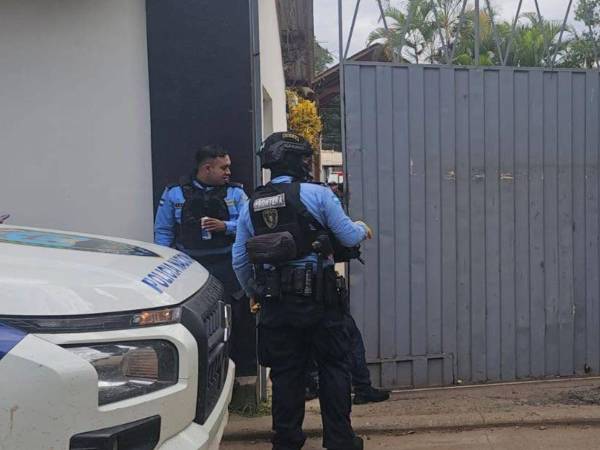 Policías acordonan la escena del crimen.