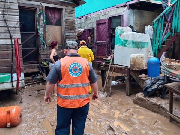 Familias son evacuadas tras lluvias registradas en Roatán.