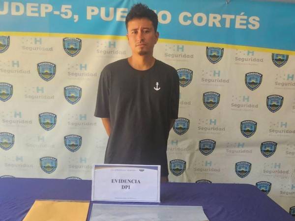 Momentos de la captura del joven en Puerto Cortés.