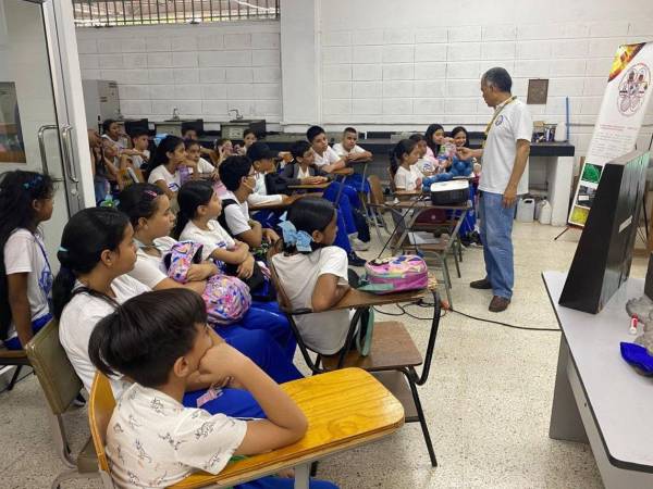 Yuri Hernández, presidente del Primer Colegio Profesional Hondureño de Maestros (Pricphma), aseguró que la medida está debilitando la estructura operativa del sistema educativo.