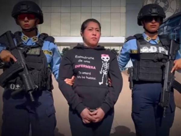 Una mujer de 42 años fue capturada este miércoles por agentes de la Dirección Policial de Investigaciones (DPI), señalada de matar a su esposo tras sorprenderla con un amante en su vivienda.