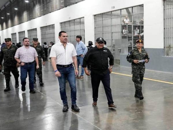 Construir nuevos módulos penitenciarios de máxima seguridad, habilitar celdas de aislamiento y ampliar el uso de audiencias virtuales son algunas de las medidas que Honduras analiza incorporar a su sistema carcelario tras una visita de diputados y autoridades de seguridad al Centro de Confinamiento del Terrorismo (CECOT), en El Salvador.