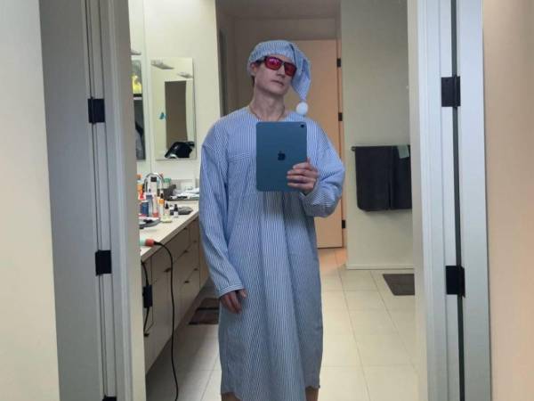 Bryan Johnson, el empresario estadounidense que ha convertido su cuerpo en un laboratorio viviente para desafiar el envejecimiento, sorprendió a sus millones de seguidores al poner en duda la filosofía que ha guiado su vida durante los últimos años. El fundador del Proyecto Blueprint confesó públicamente que comenzó a preguntarse si había llevado demasiado lejos su obsesión por extender la vida humana.