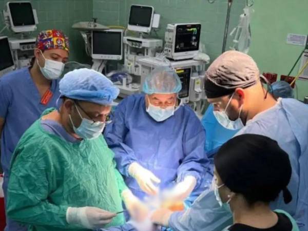 Personal médico realiza cirugías. Honduras reduce listas de espera con 432 cirugías en los primeros meses del plan.